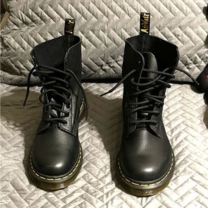 Dr. Martens Women’s 1460 Black Leather Boots US8